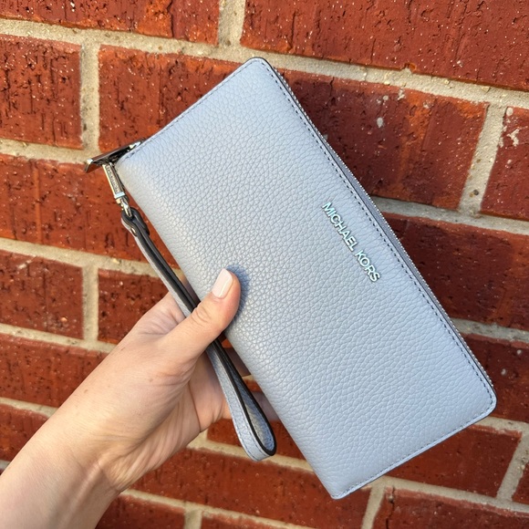 Michael Kors wallet - Picture 1 of 10